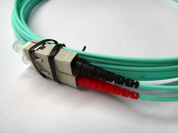 Corde de correction optique de fibre d'OM3/OM4 UPC LSZH avec la botte noire rouge